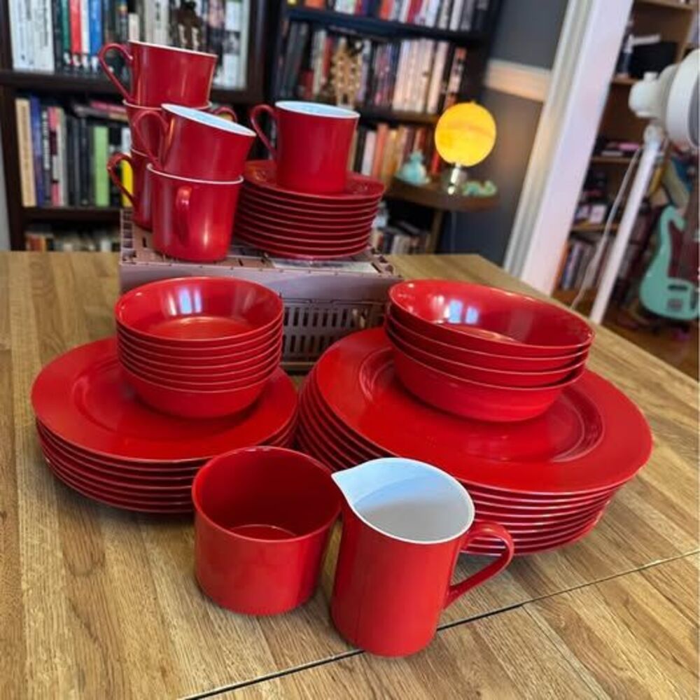 Vintage MCM Oneida Deluxe Red Melamine Dinnerware 44-piece Set